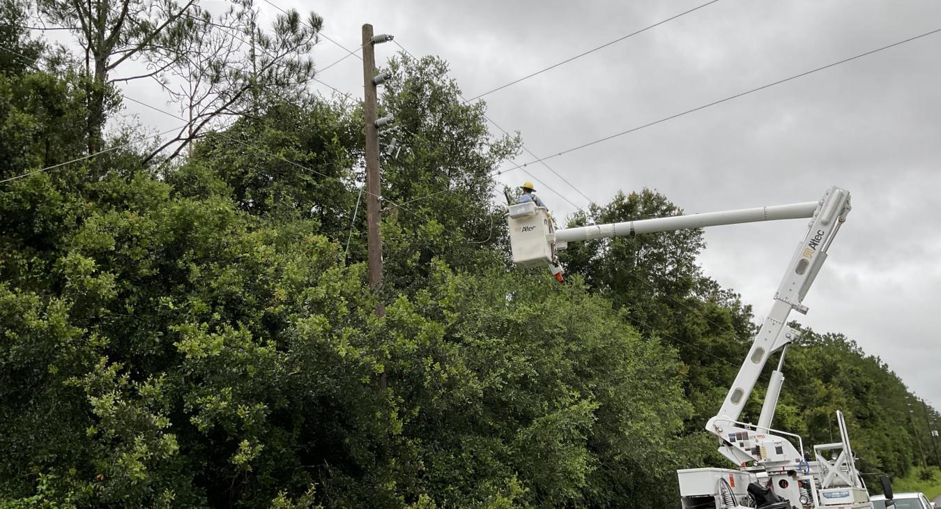 WREC crews working to restore power